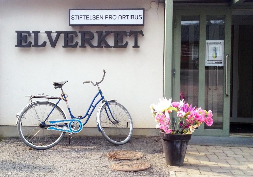 En cykel parkerad framför Galleri Elverkets entré